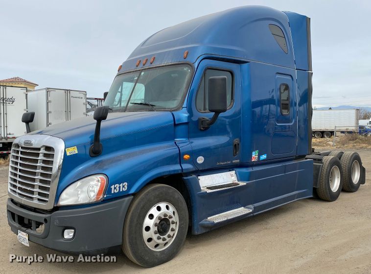 image for item H1314 2016 Freightliner Cascadia semi truck