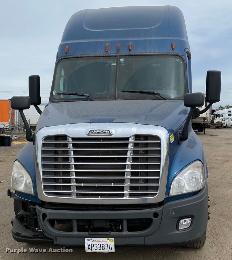 image for item H1314 2016 Freightliner Cascadia semi truck