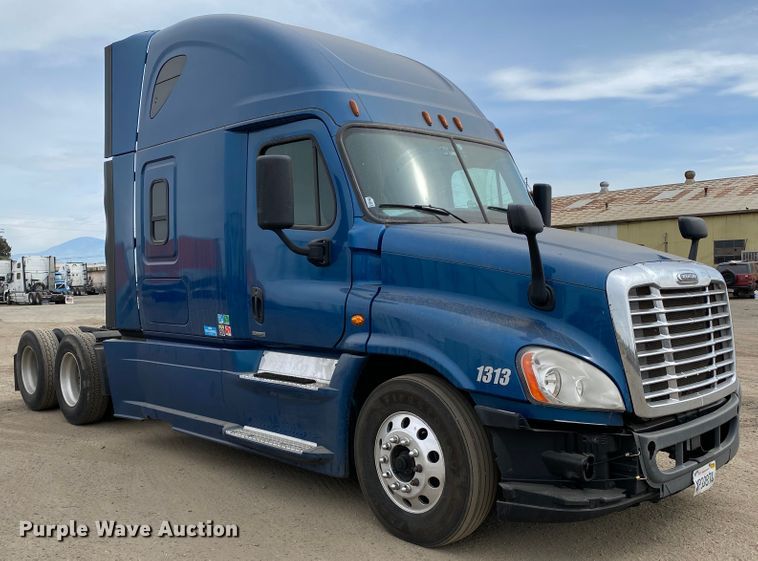 image for item H1314 2016 Freightliner Cascadia semi truck