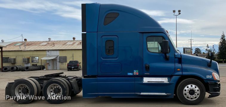 image for item H1314 2016 Freightliner Cascadia semi truck