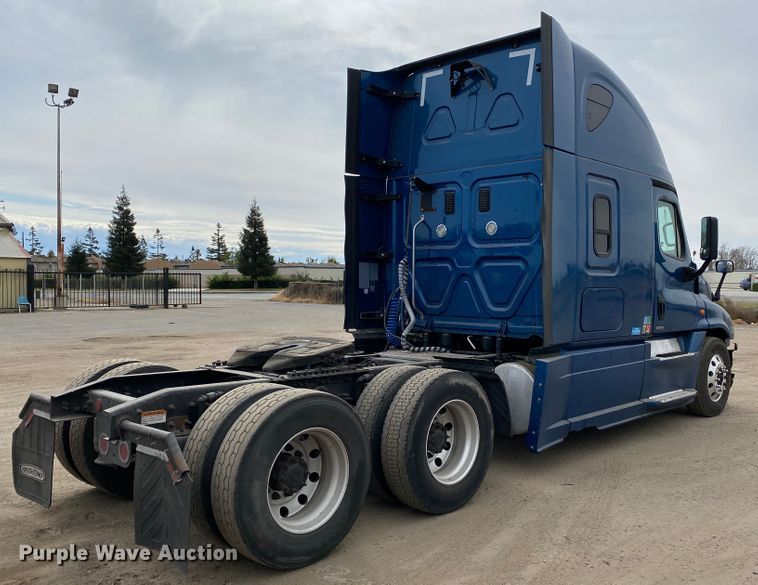 image for item H1314 2016 Freightliner Cascadia semi truck