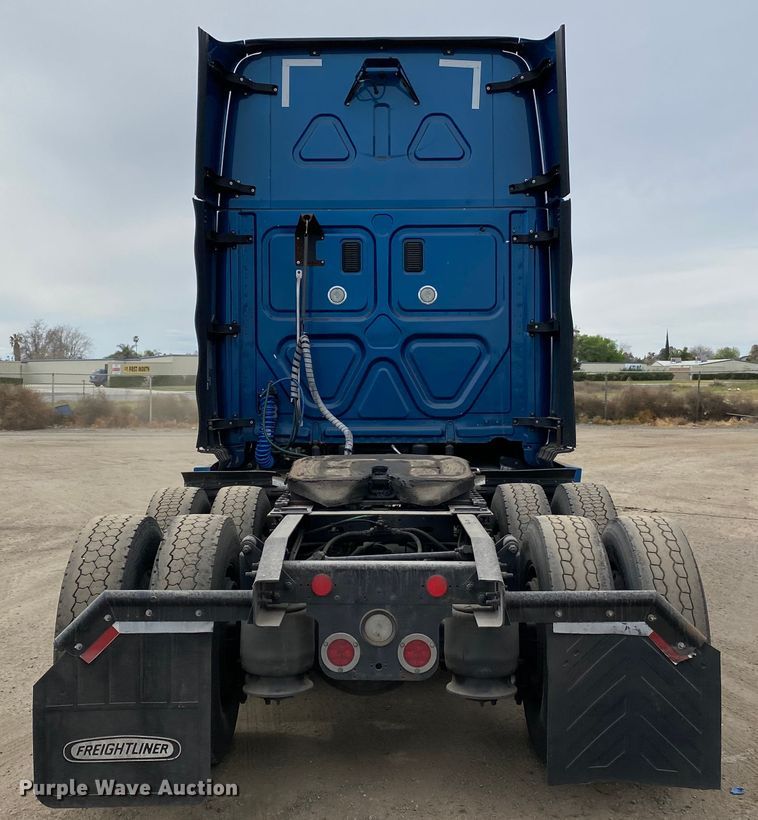 image for item H1314 2016 Freightliner Cascadia semi truck