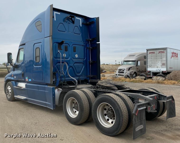 image for item H1314 2016 Freightliner Cascadia semi truck