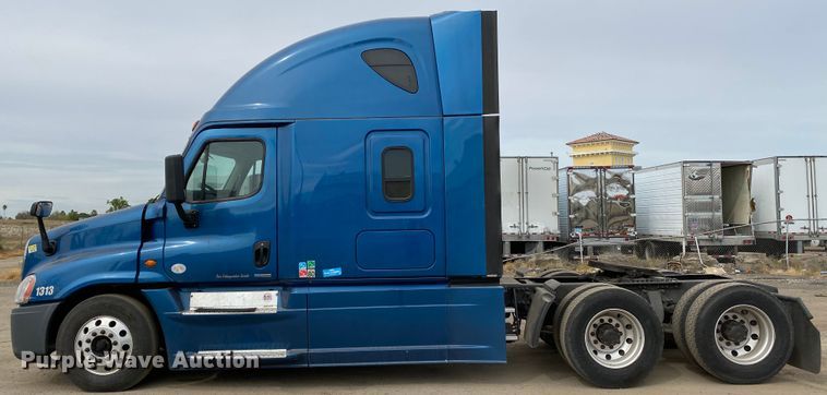 image for item H1314 2016 Freightliner Cascadia semi truck