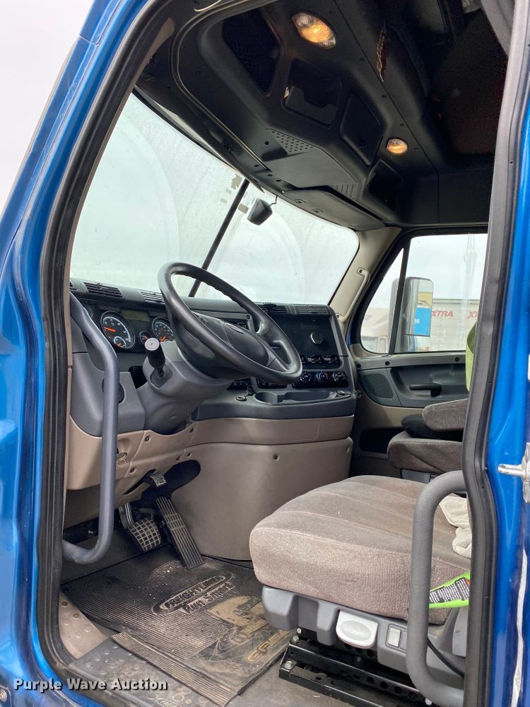 image for item H1314 2016 Freightliner Cascadia semi truck