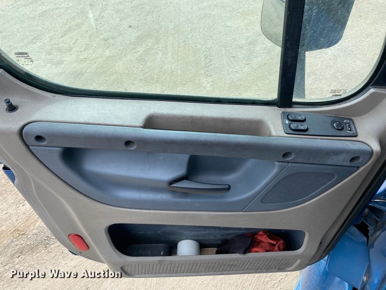 image for item H1314 2016 Freightliner Cascadia semi truck