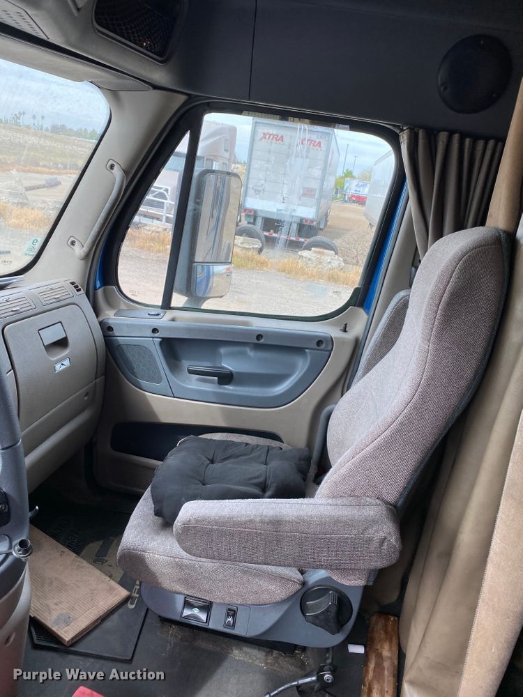 image for item H1314 2016 Freightliner Cascadia semi truck