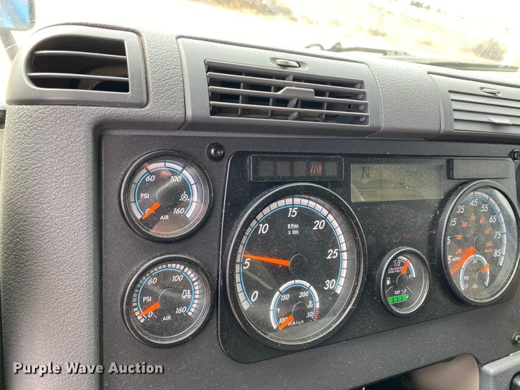 image for item H1314 2016 Freightliner Cascadia semi truck