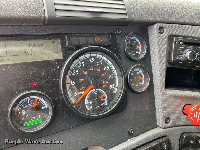 image for item H1314 2016 Freightliner Cascadia semi truck