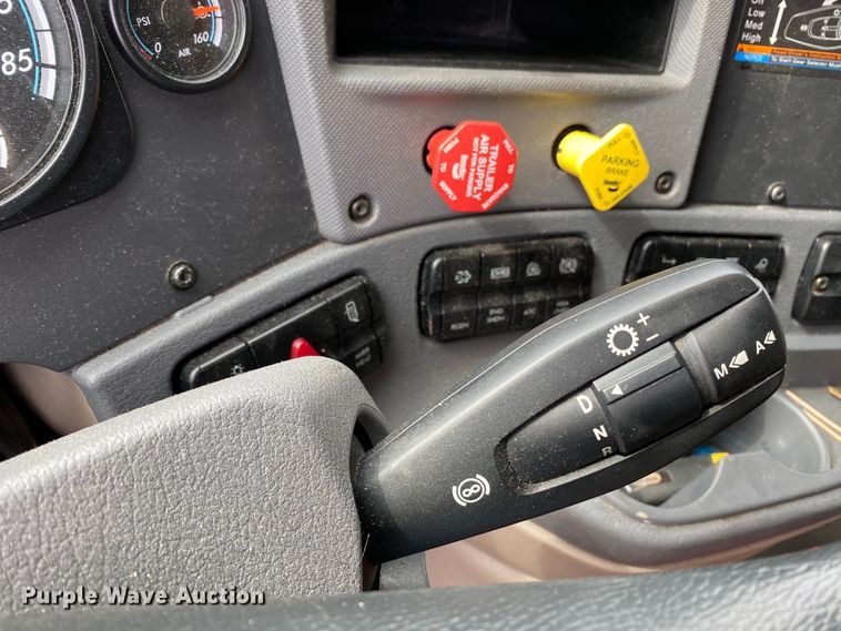 image for item H1314 2016 Freightliner Cascadia semi truck