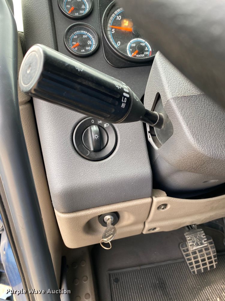 image for item H1314 2016 Freightliner Cascadia semi truck