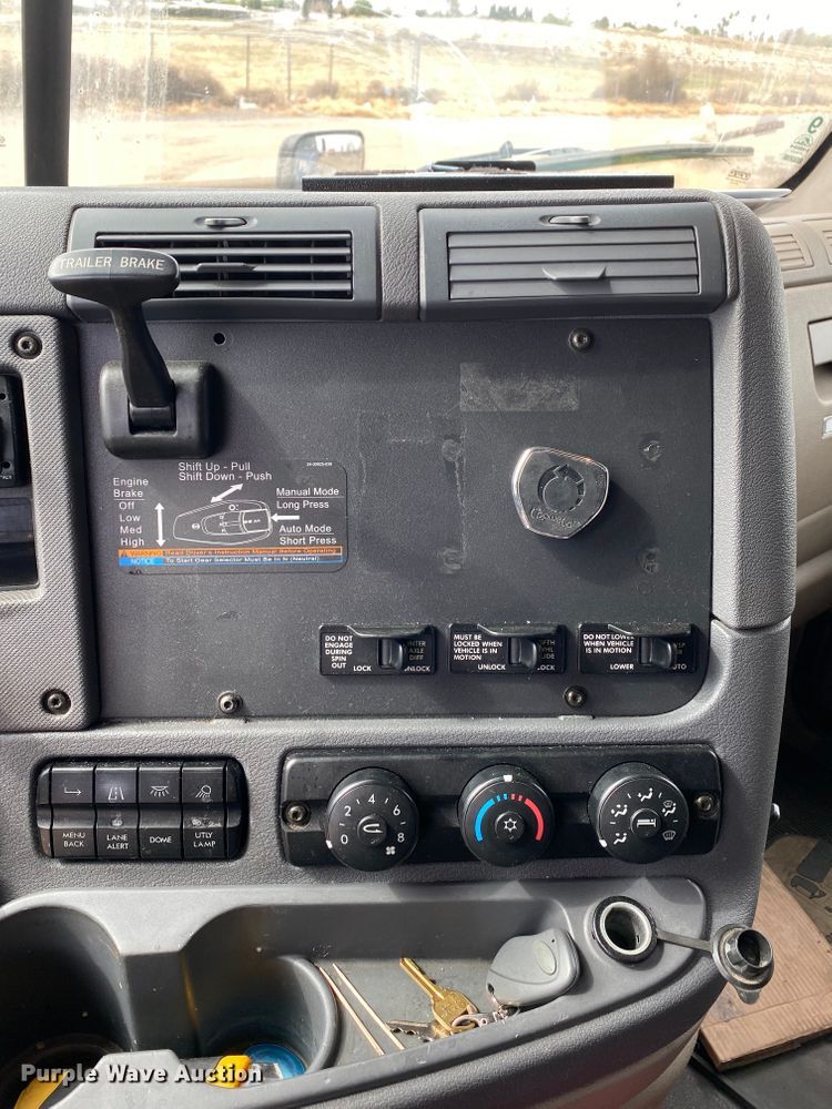 image for item H1314 2016 Freightliner Cascadia semi truck