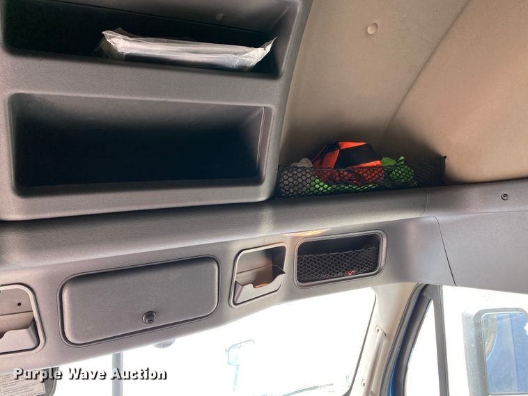 image for item H1314 2016 Freightliner Cascadia semi truck