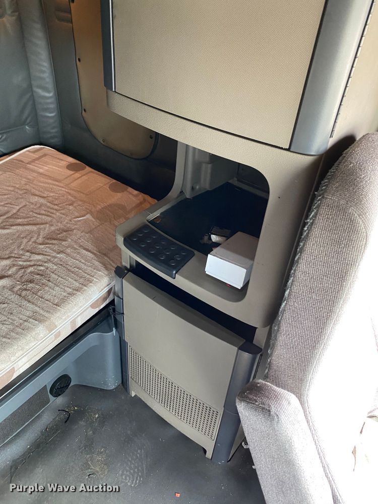 image for item H1314 2016 Freightliner Cascadia semi truck