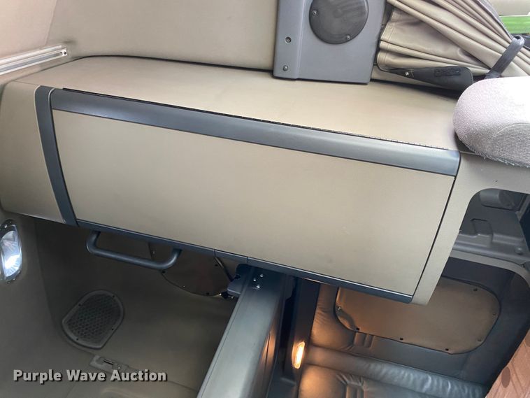 image for item H1314 2016 Freightliner Cascadia semi truck