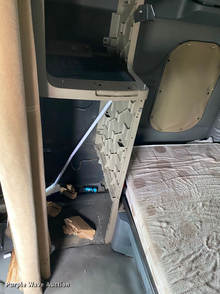 image for item H1314 2016 Freightliner Cascadia semi truck