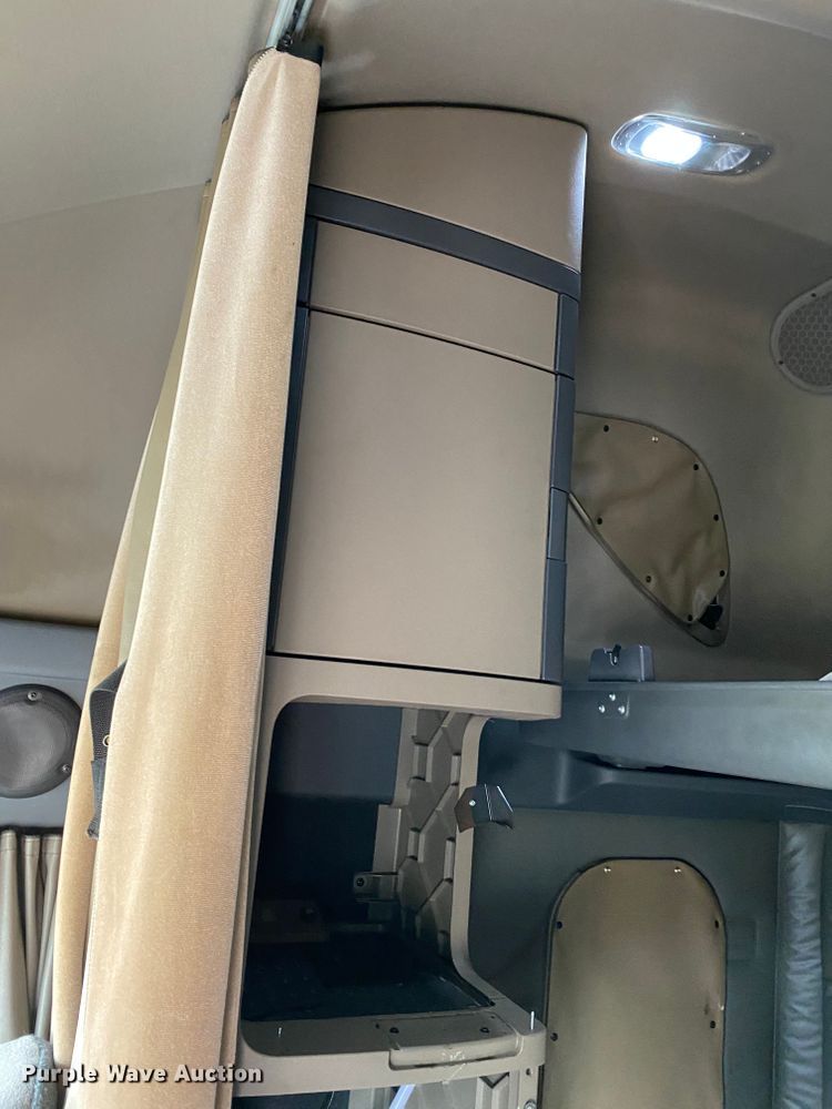 image for item H1314 2016 Freightliner Cascadia semi truck