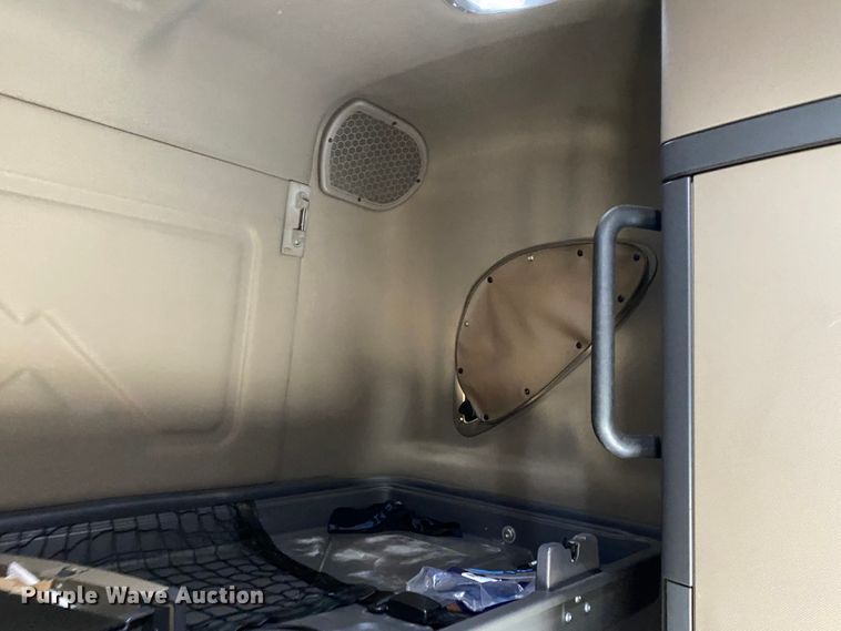 image for item H1314 2016 Freightliner Cascadia semi truck