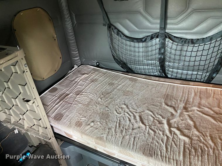 image for item H1314 2016 Freightliner Cascadia semi truck