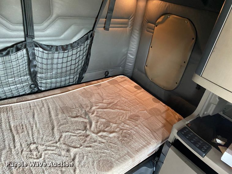 image for item H1314 2016 Freightliner Cascadia semi truck