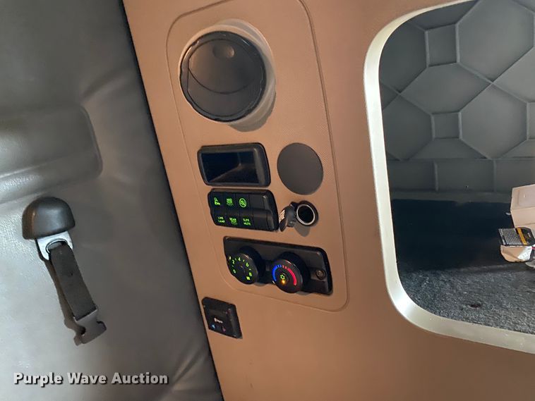 image for item H1314 2016 Freightliner Cascadia semi truck