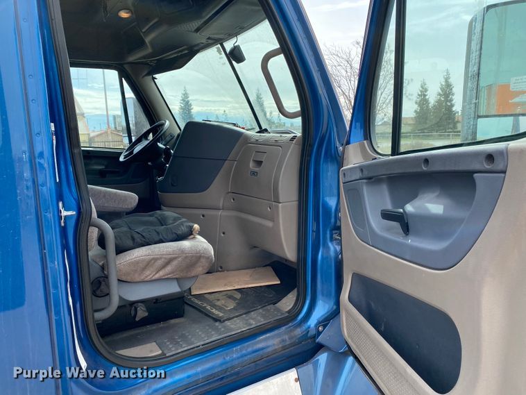 image for item H1314 2016 Freightliner Cascadia semi truck