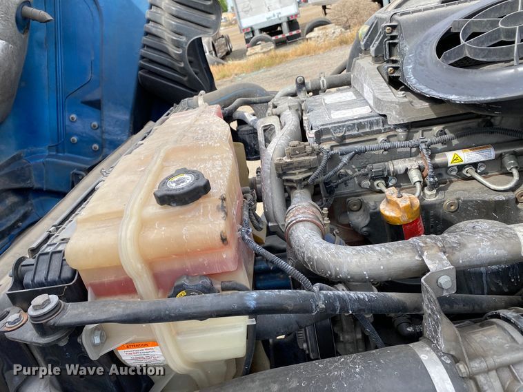 image for item H1314 2016 Freightliner Cascadia semi truck