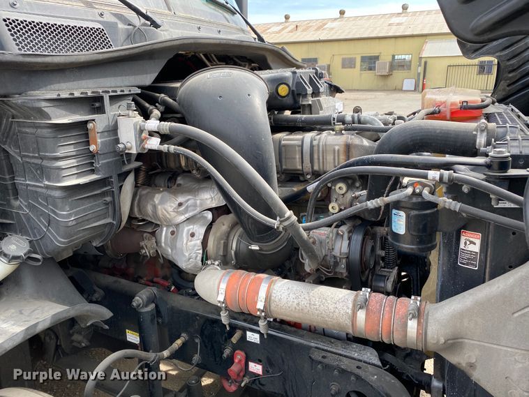 image for item H1314 2016 Freightliner Cascadia semi truck