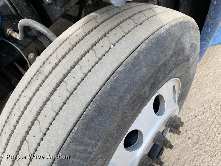 image for item H1314 2016 Freightliner Cascadia semi truck