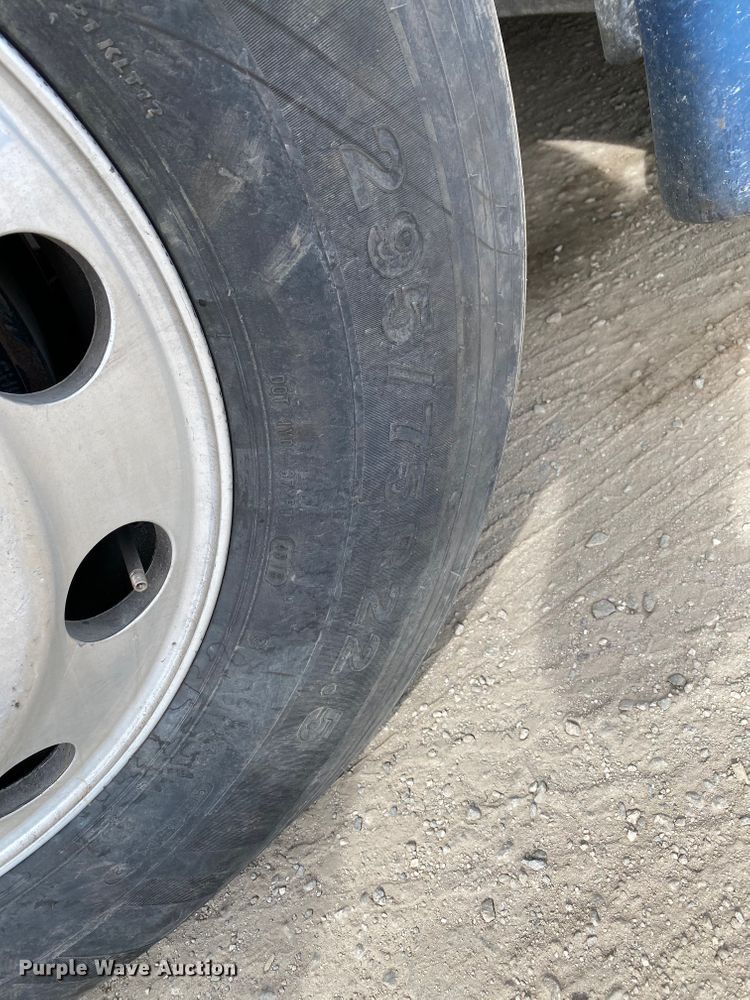 image for item H1314 2016 Freightliner Cascadia semi truck