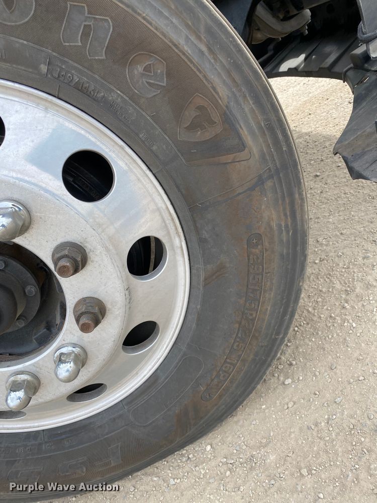 image for item H1314 2016 Freightliner Cascadia semi truck