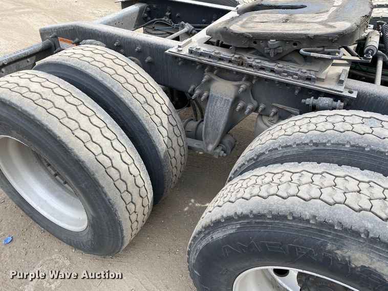 image for item H1314 2016 Freightliner Cascadia semi truck