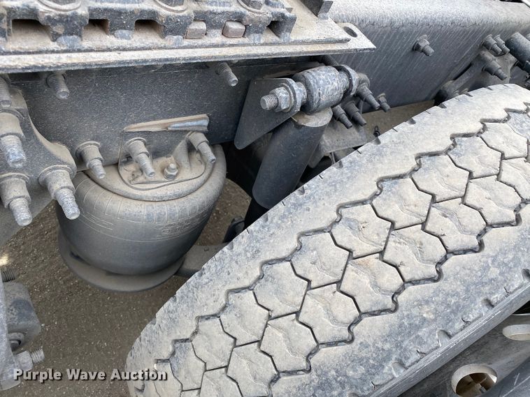 image for item H1314 2016 Freightliner Cascadia semi truck