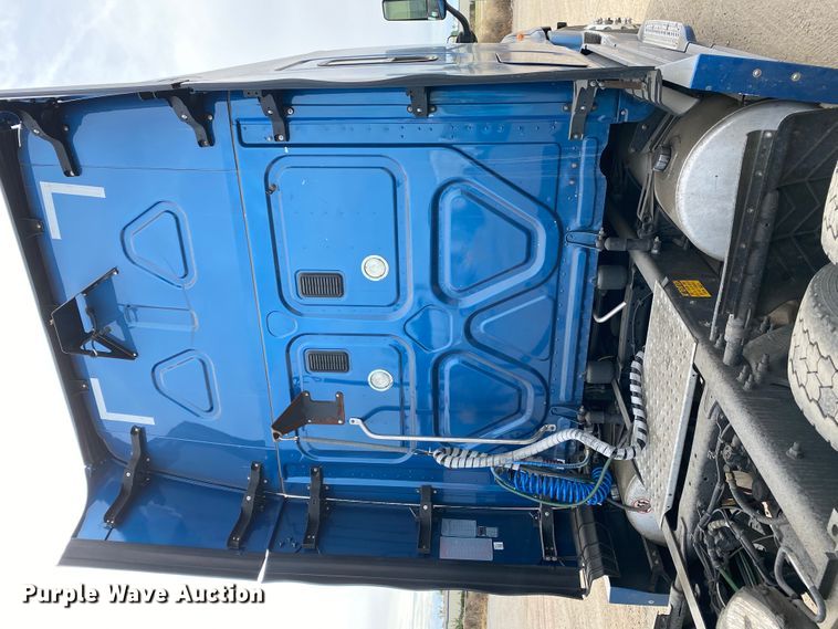 image for item H1314 2016 Freightliner Cascadia semi truck