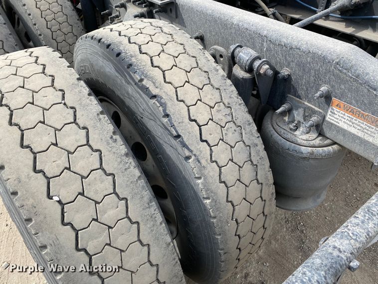 image for item H1314 2016 Freightliner Cascadia semi truck