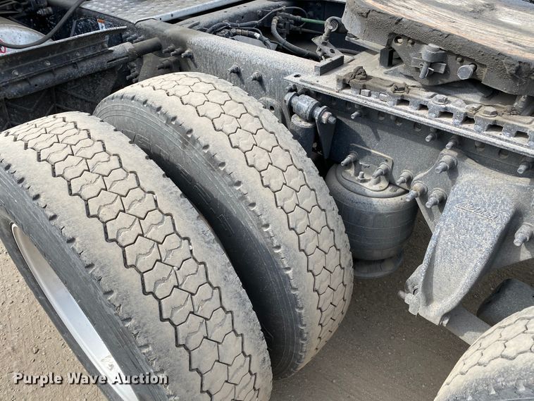 image for item H1314 2016 Freightliner Cascadia semi truck