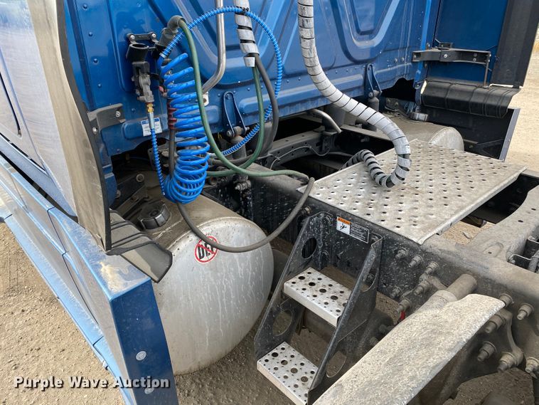 image for item H1314 2016 Freightliner Cascadia semi truck