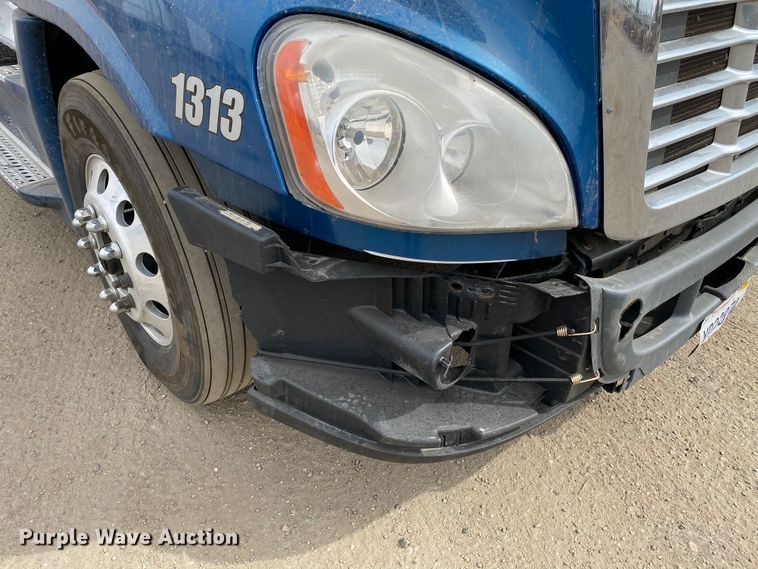 image for item H1314 2016 Freightliner Cascadia semi truck