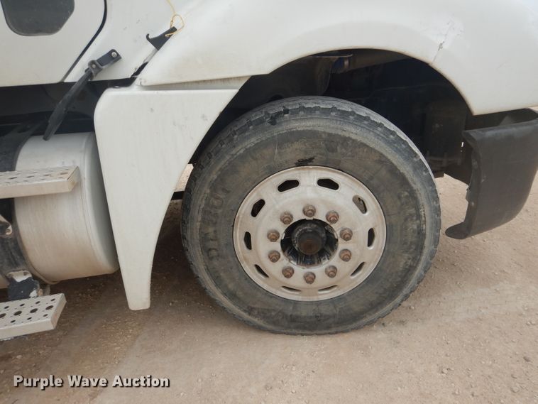 image for item HC9013 2006 Freightliner Columbia 120 semi truck