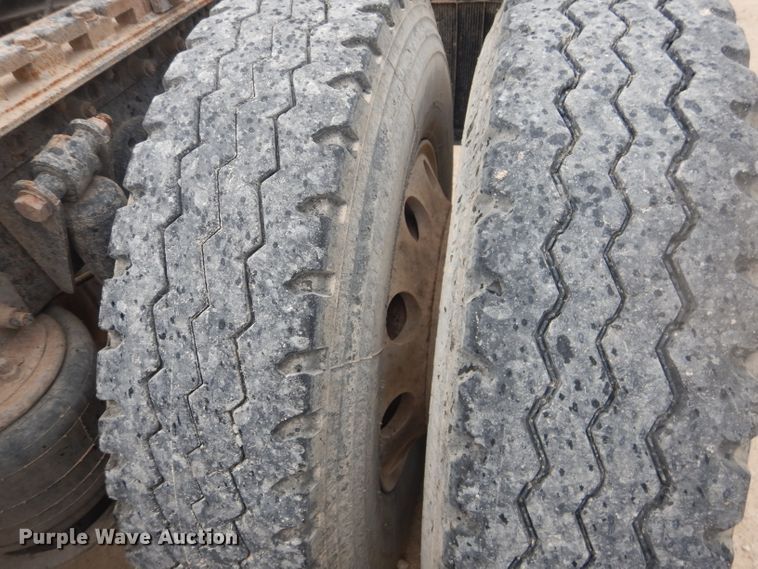 image for item HC9013 2006 Freightliner Columbia 120 semi truck