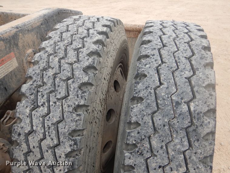 image for item HC9013 2006 Freightliner Columbia 120 semi truck