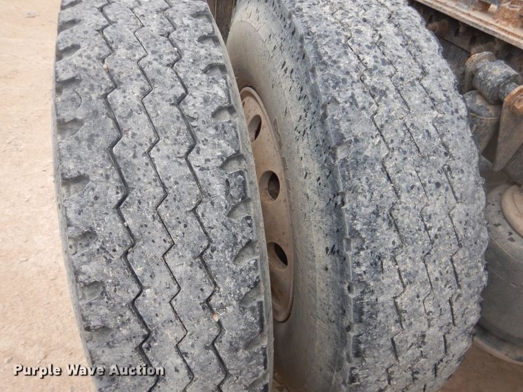 image for item HC9013 2006 Freightliner Columbia 120 semi truck