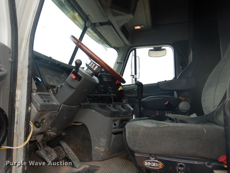 image for item HC9013 2006 Freightliner Columbia 120 semi truck