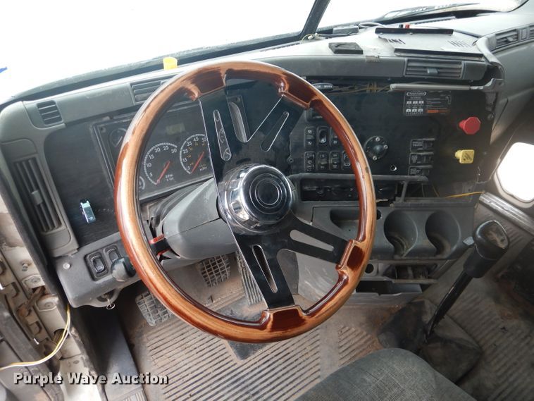 image for item HC9013 2006 Freightliner Columbia 120 semi truck