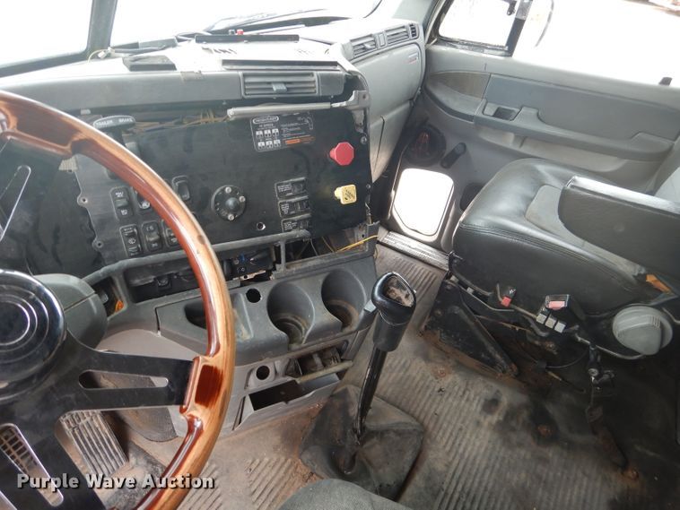 image for item HC9013 2006 Freightliner Columbia 120 semi truck