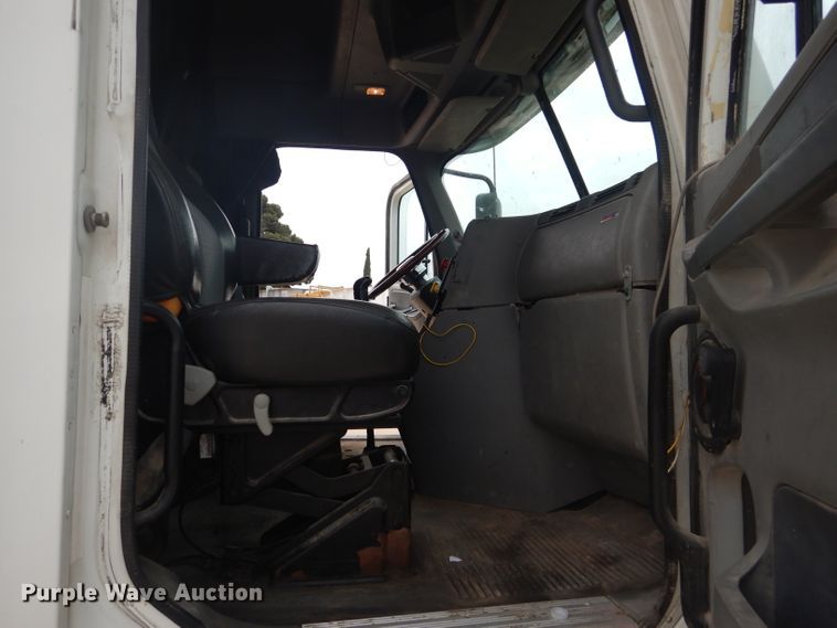 image for item HC9013 2006 Freightliner Columbia 120 semi truck