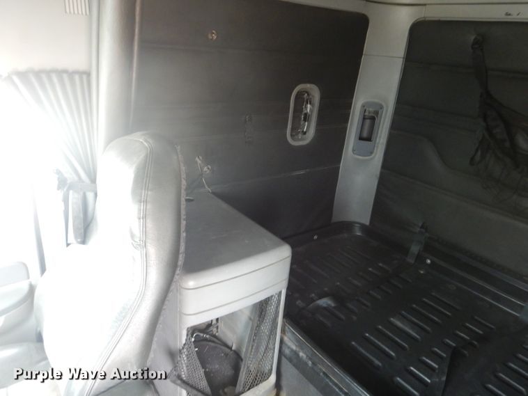 image for item HC9013 2006 Freightliner Columbia 120 semi truck