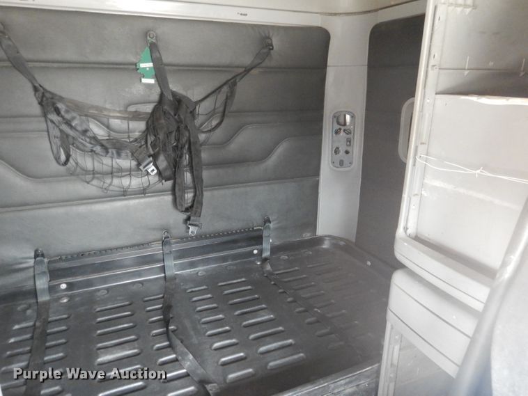 image for item HC9013 2006 Freightliner Columbia 120 semi truck