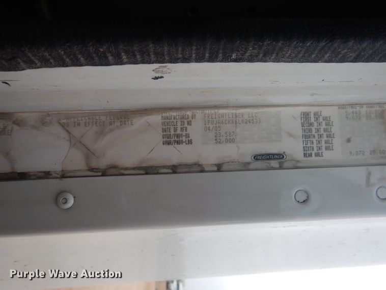 image for item HC9013 2006 Freightliner Columbia 120 semi truck