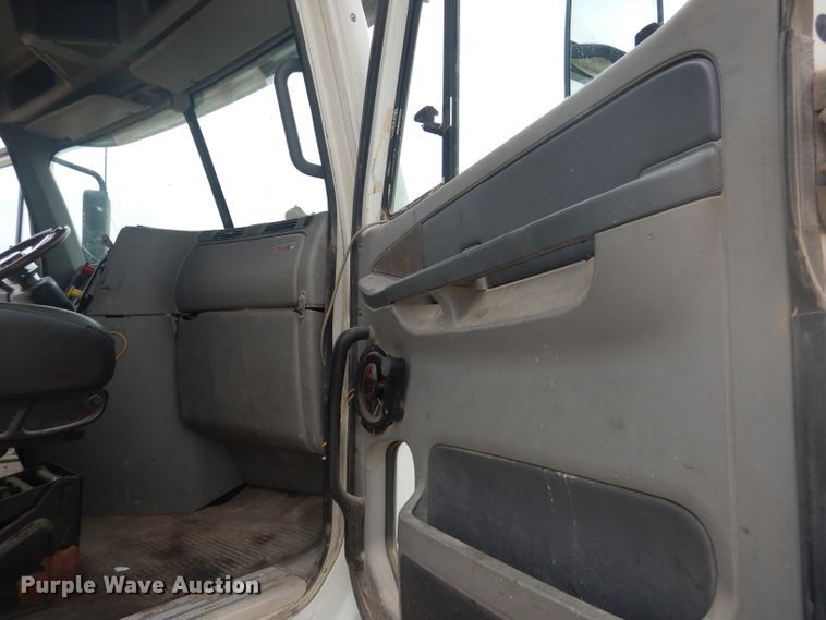 image for item HC9013 2006 Freightliner Columbia 120 semi truck